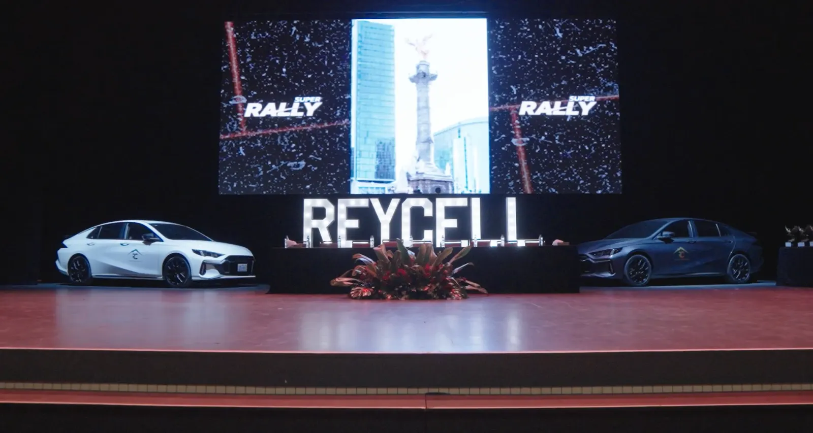 Celebración Reycell con asesores en escenario Rally RC